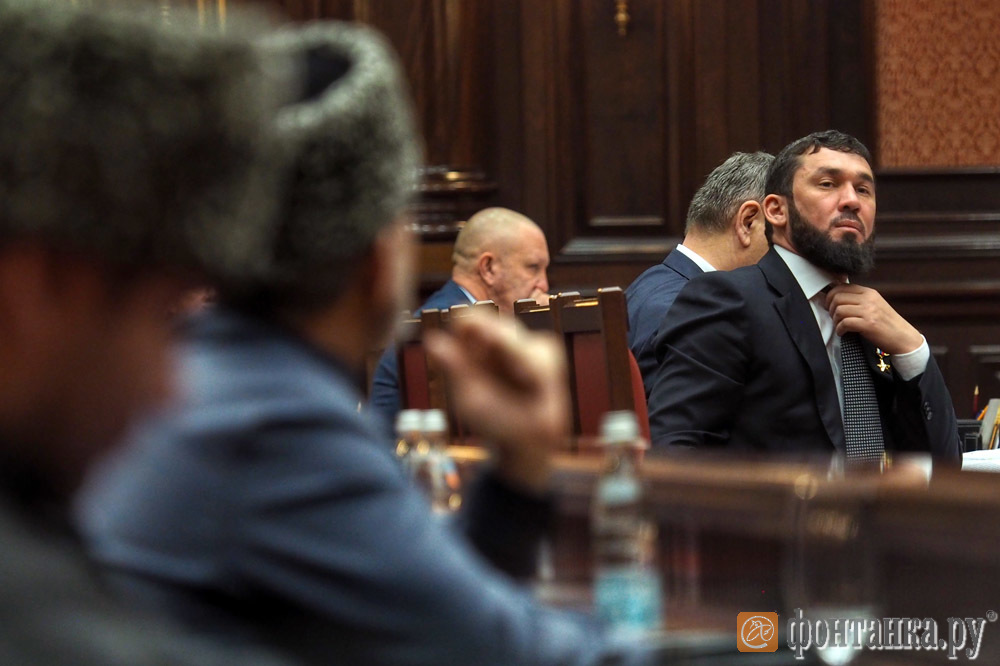 Спикер парламента Чечни Магомед Даудов (справа)